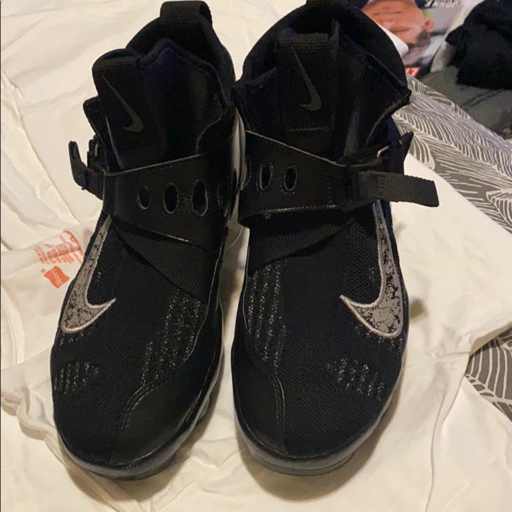 Nike mens knit basketball shoe